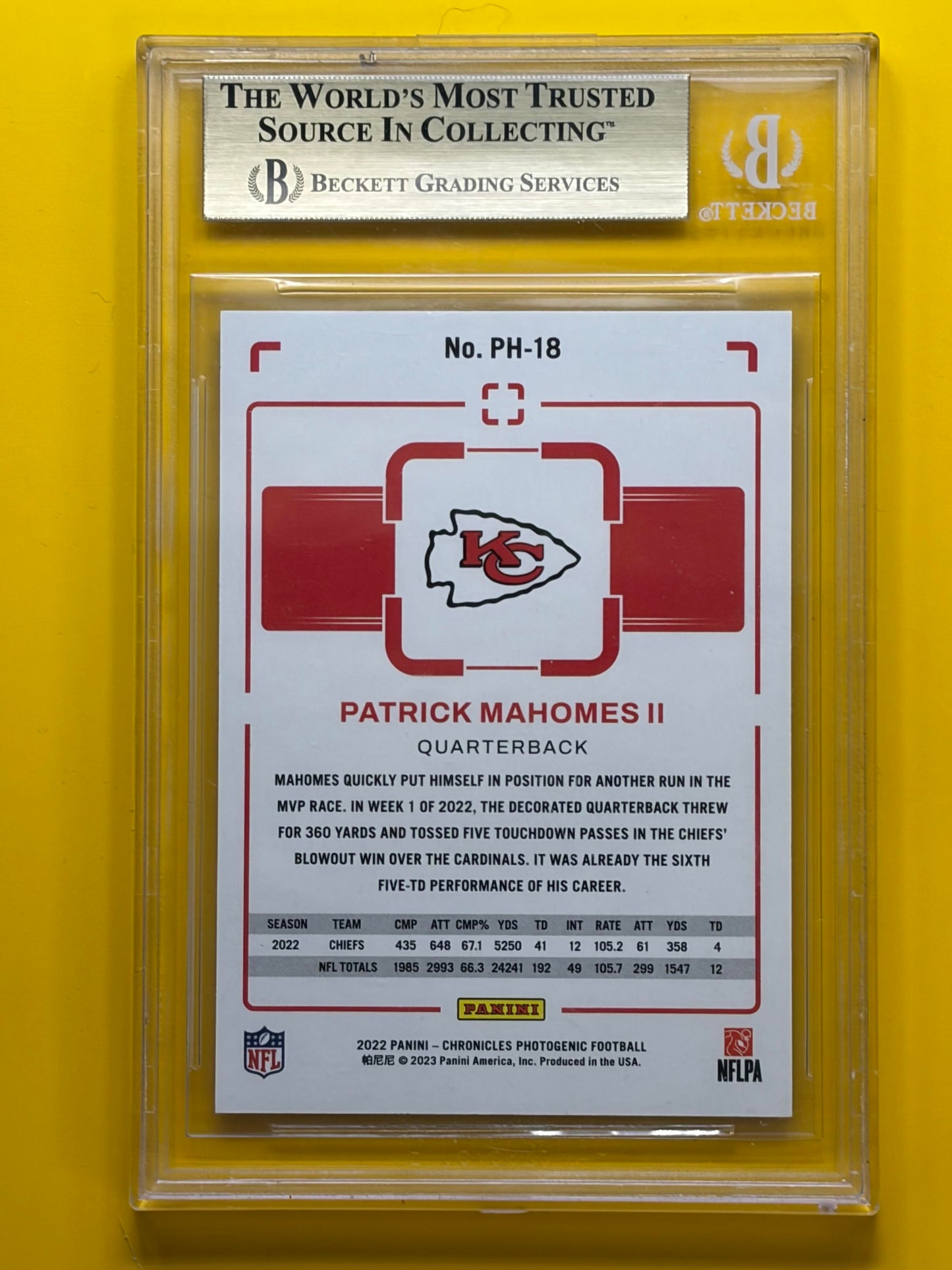2022 Panini Chronicles Photogenic Gold #18 Patrick Mahomes II