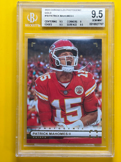 2022 Panini Chronicles Photogenic Gold #18 Patrick Mahomes II